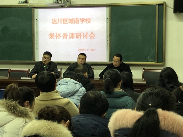 教务主任赖景瑜（左一）发言_副本.jpg