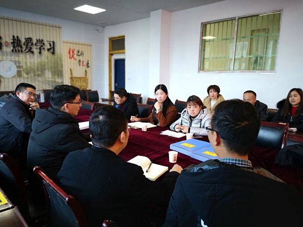 唐澜来东兴小学召开迎检专题讨论会_副本.jpg