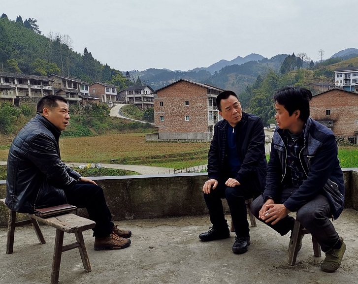 区级联系领导江孔成走访贫困户杜荣成.jpg