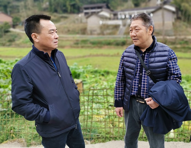 区级联系领导江孔成与群众聊返乡创业.jpg