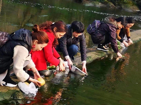 老师们在河边洗菜_副本.jpg