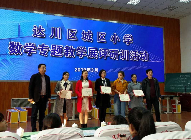 于娟老师（左三）获奖现场_副本.jpg