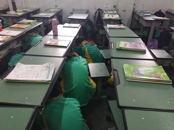 同学们在桌下避险_副本.jpg