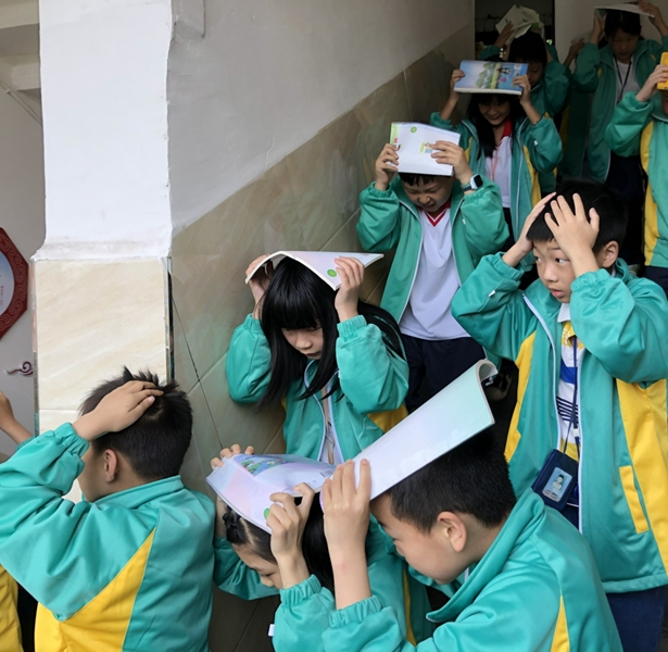 同学们撤离疏散.jpg