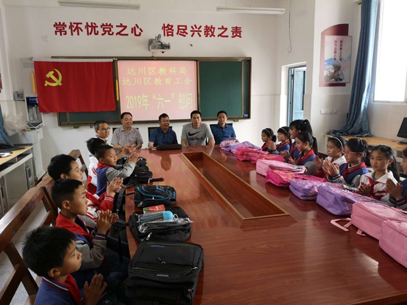 接受捐赠的孩子们以掌声表达感谢_副本.jpg