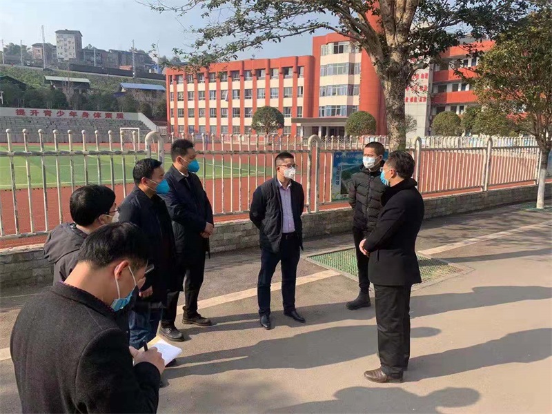 督查组督导学校防疫工作.jpg