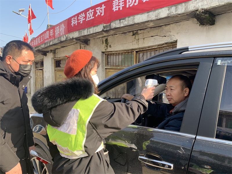 大垭小学教师参与疫情防控志愿服务活动1.jpg