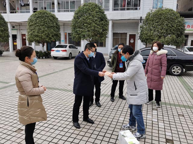 向防疫一线教师赠送慰问金.jpg