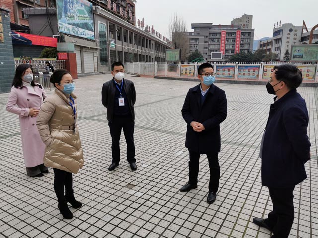 听取学校汇报.jpg