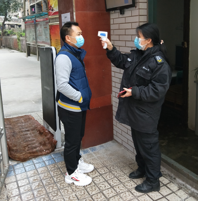 门卫给学校值班领导测量体温_wps图片_副本.jpg