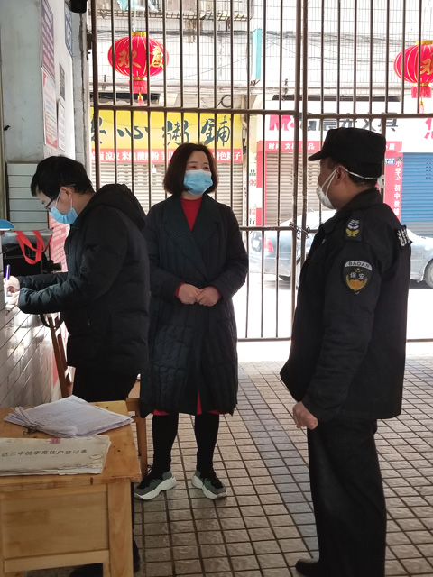 达川中学张莉萍检查家属院防控工作.jpg
