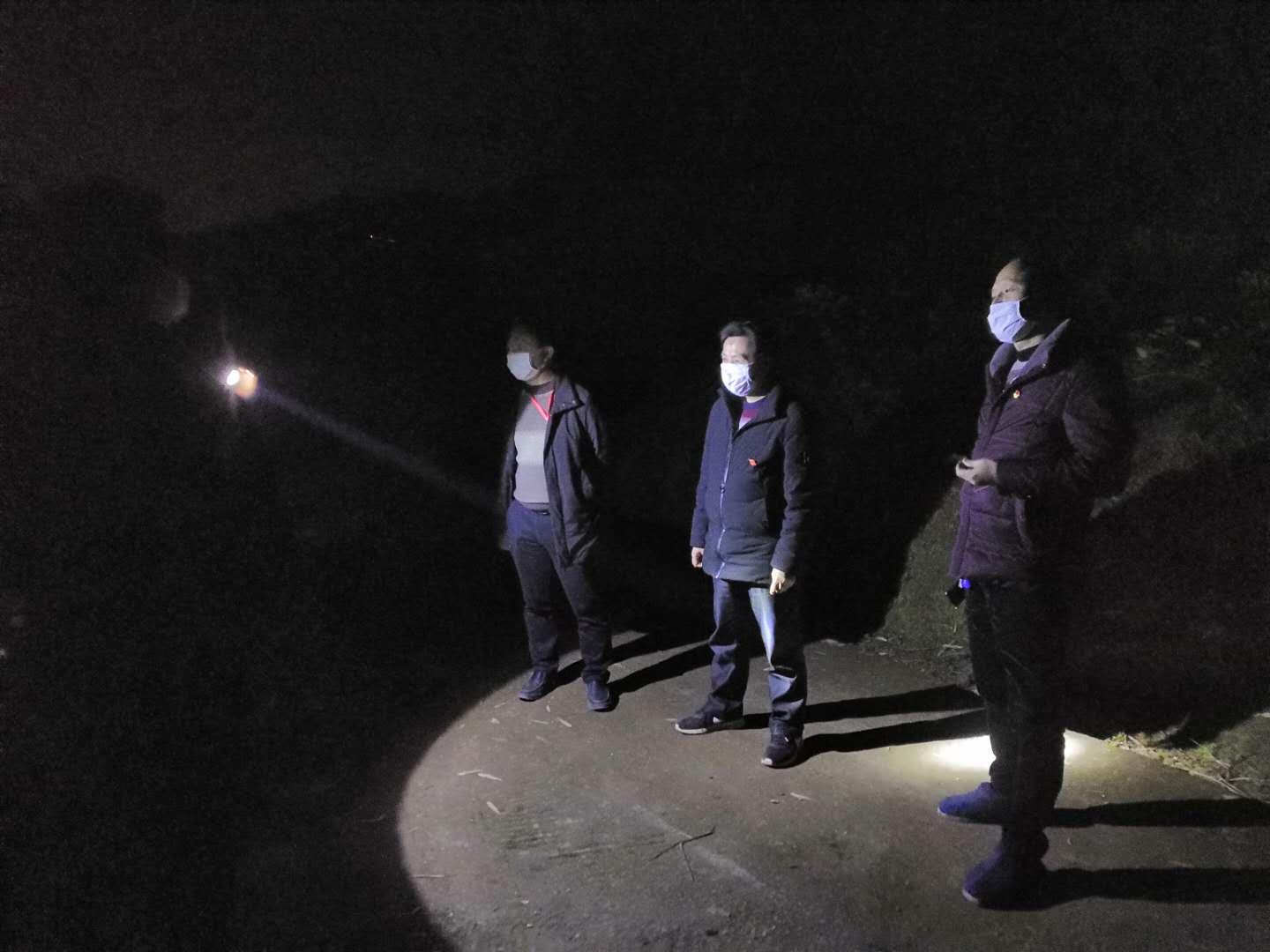夜间高山上值班.jpg