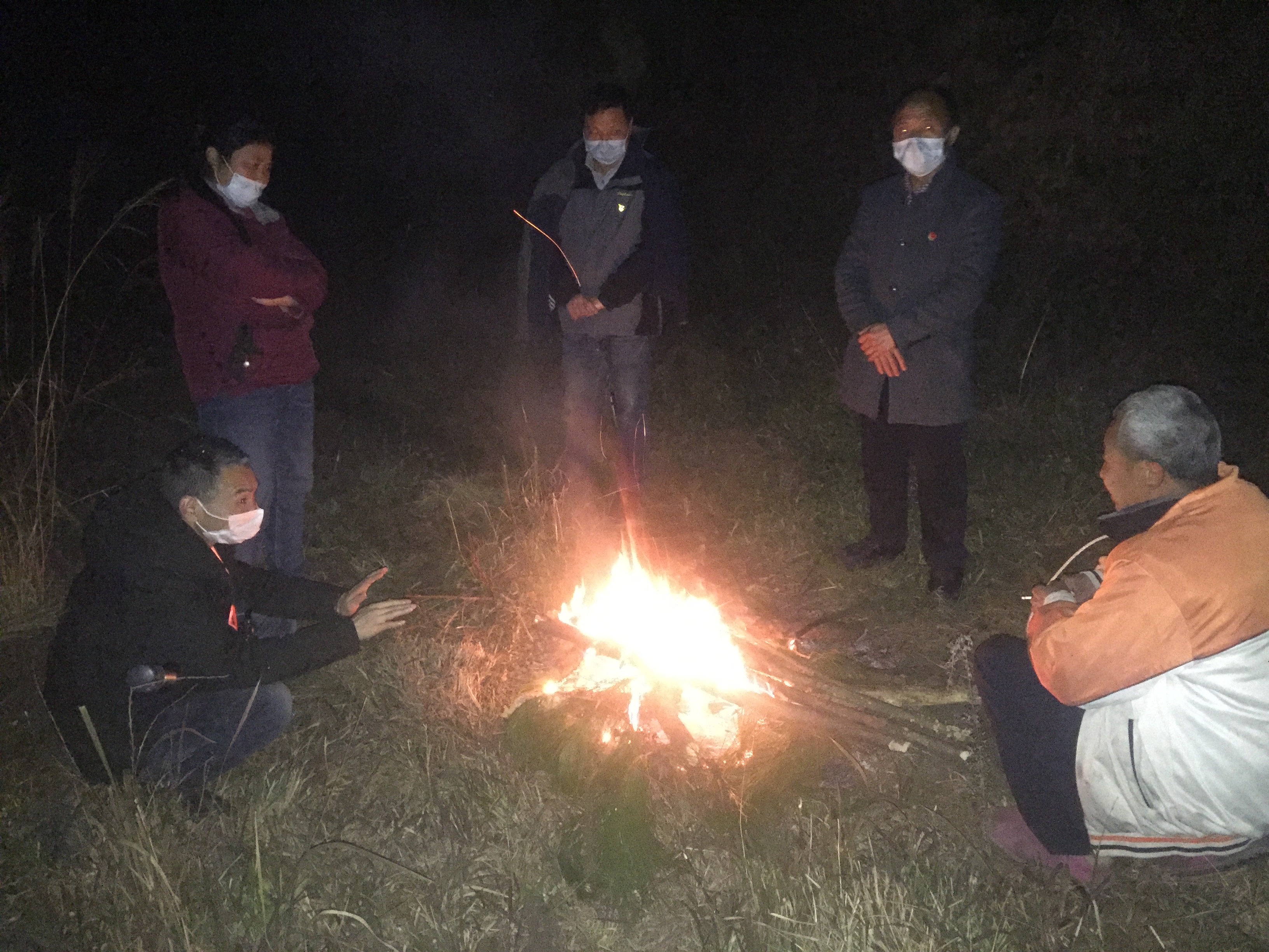 高山上深夜取暖.jpg
