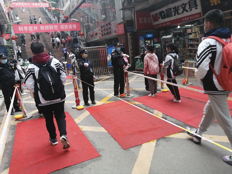 进入校门 (1)_副本.jpg
