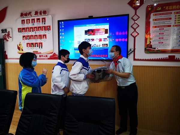 区教育工会副主席刘福国向学生赠送慰问品_副本.jpg