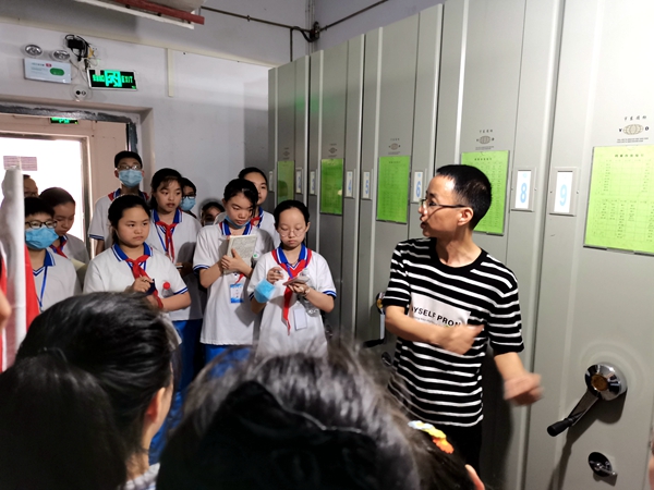 小记者认真聆听工作人员讲解档案的形成、保管及作用_副本.jpg