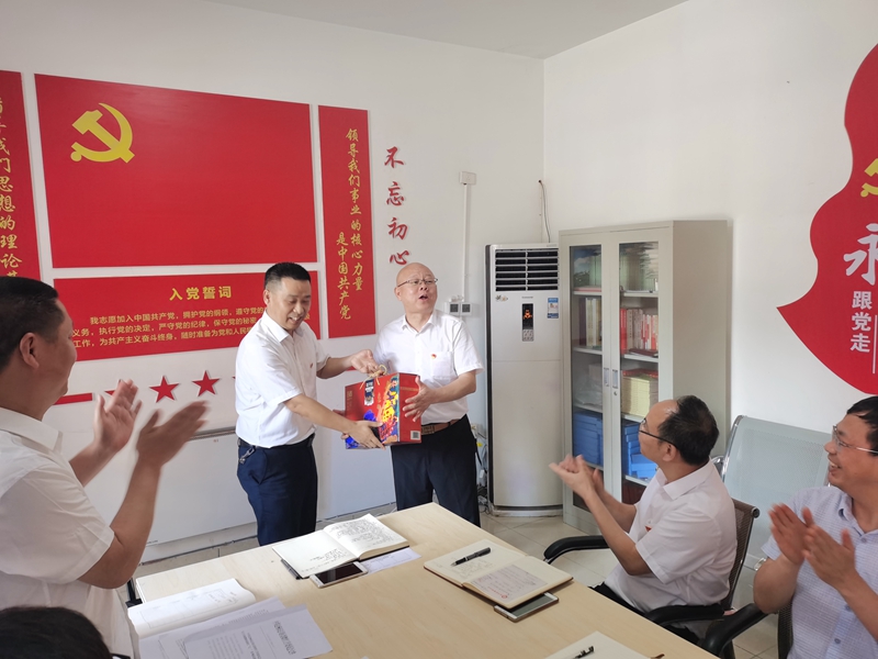 慰问困难党员_副本.jpg