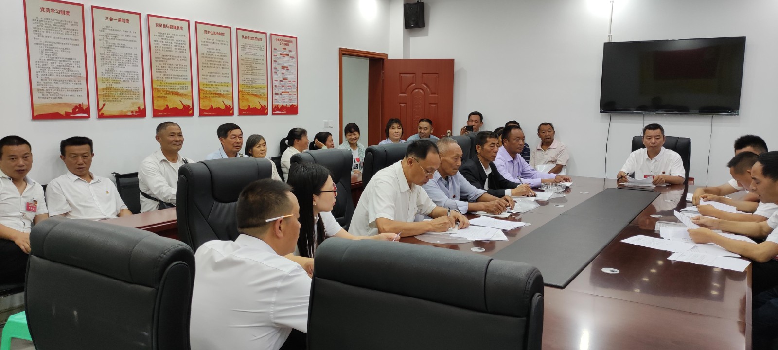 第三代表团第一次会议.jpg