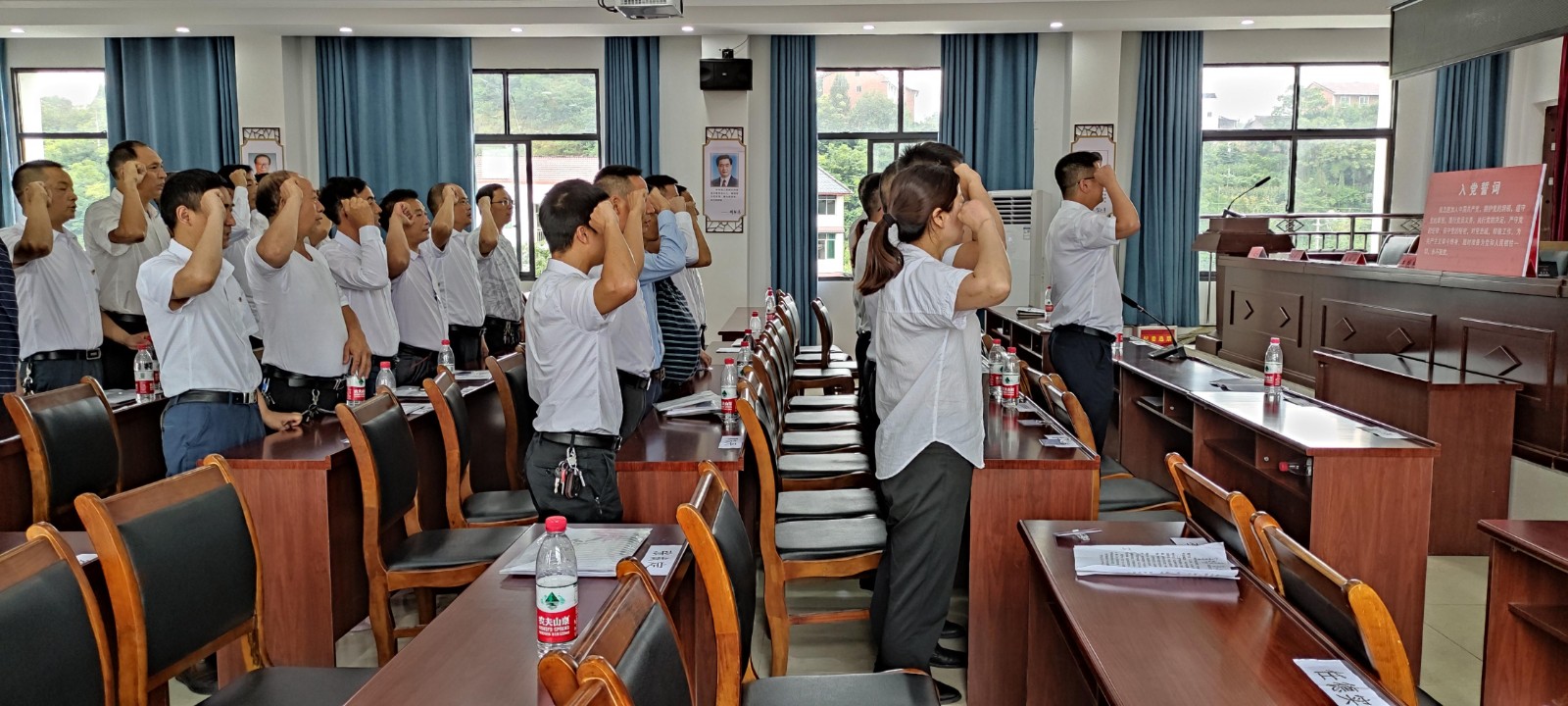 会后重温入党誓词.jpg