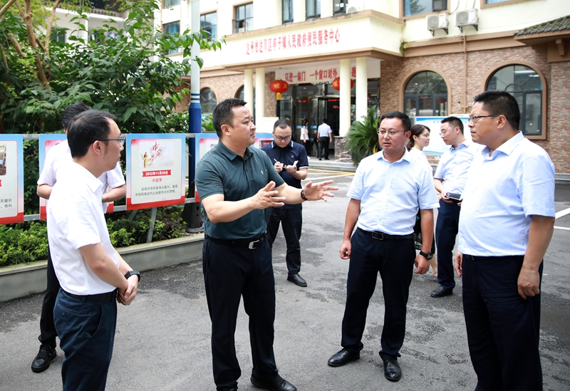 7月8日，市委常委、组织部部长江彬在达川区调研。图为江彬在亭子镇听取当地负责同志关于两项改革“后半篇”文章重点任务推进和亭子文旅新城建设情况的汇报后，与当地负责同志交谈。_副本.jpg