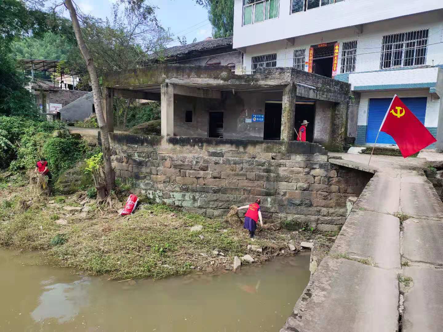 文峰村党员清理河道垃圾.jpg