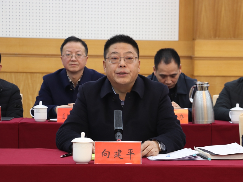 曾祥勇指出,达川区是达州经济冲刺"4000亿",城市建设"双300"的主战场